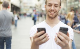 Man holding two phones – What mobile phone is beter?